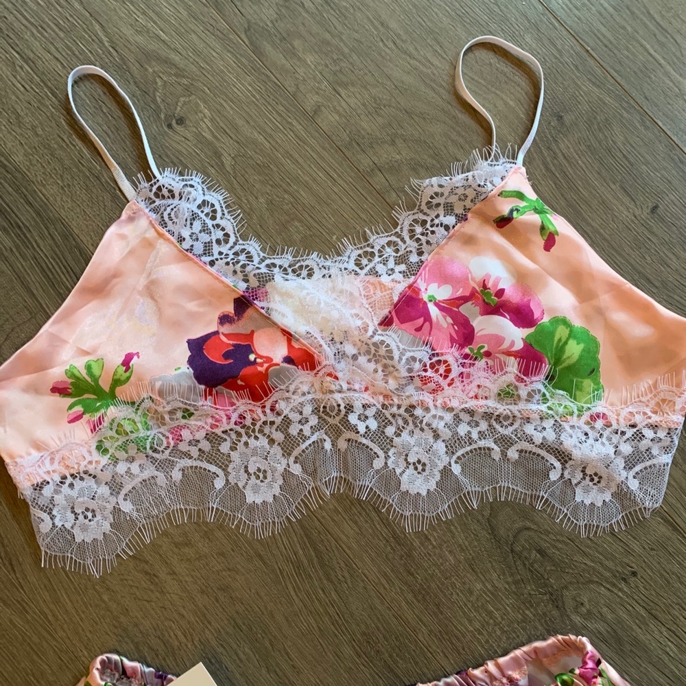 ❌SOLD❌Women’s night short set - Picture 3 of 9